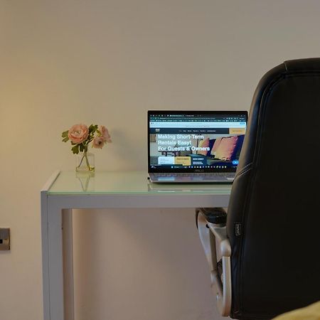 שפילד Stylish 2 Bed Apt 18 - City Centre, Free Parking, Espresso Machine & Netflix - Hosted By Stay Host Save מראה חיצוני תמונה