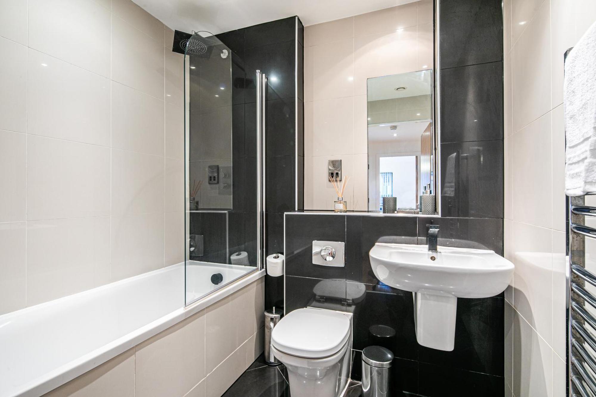 שפילד Stylish 2 Bed Apt 18 - City Centre, Free Parking, Espresso Machine & Netflix - Hosted By Stay Host Save מראה חיצוני תמונה